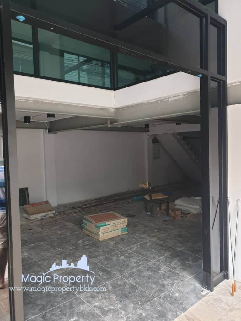 Building For Sale or Rent Kasemrad Road, Khlong Toei, Bangkok 6 Floors Building With Elevator Usable Area 600 Sqm 3-4 Car Parking Space, Near Lotus