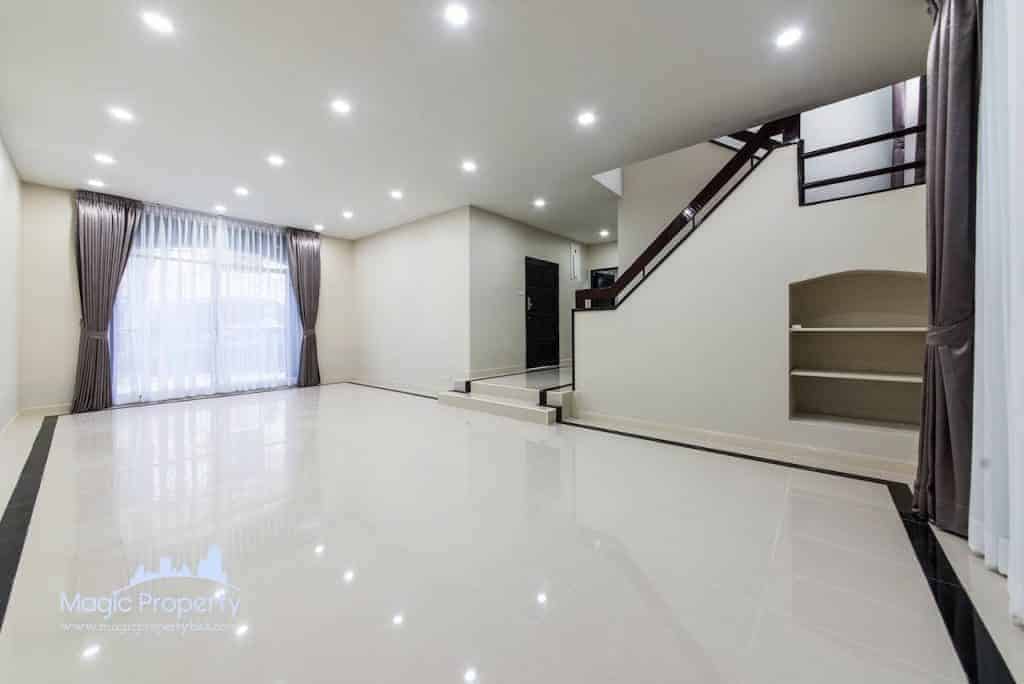 4 Story Townhouse in Ekkamai 12 For Sale Located Near Don Donki Mall