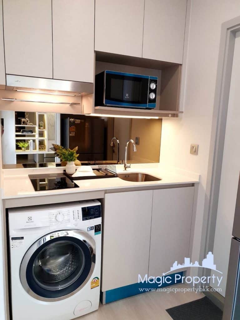 1 Bedroom Condominium For Sale in Knightsbridge Prime Sathorn, Thung Maha Mek, Sathon, Bangkok. Near BTS Chong Nonsi...