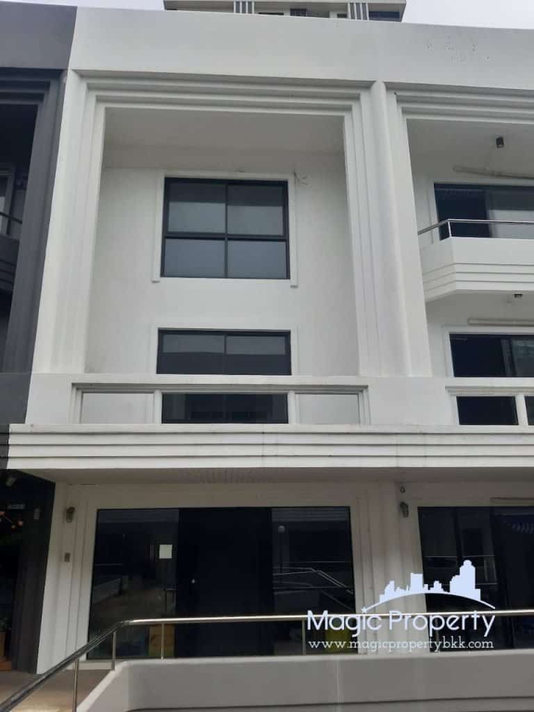 Park Avenue office space Building For Rent. Located on Soi Sukhumvit 63 (Ekkamai) near Don Donki mall, Khlong Tan Nuea, Watthana, Bangkok..