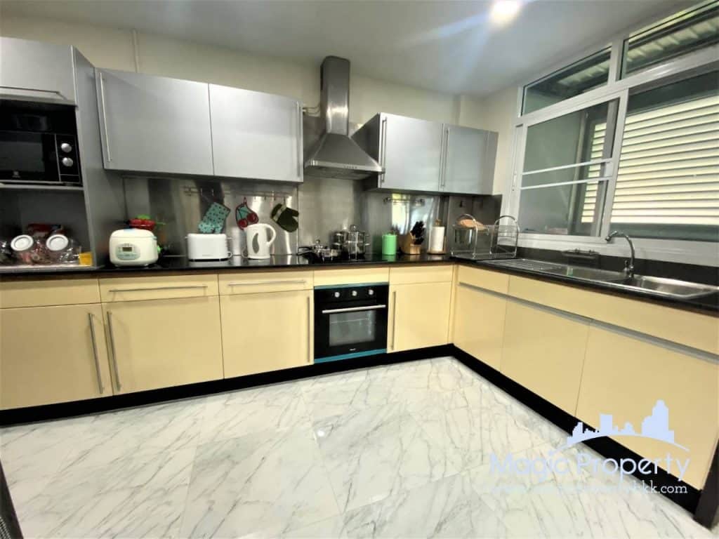 5 Bedrooms Townhouse in Sukhumvit 4 For Rent. Located at Sukhumvit 4 Alley, Khwaeng Khlong Toei, Khet Khlong Toei, Bangkok 10110...