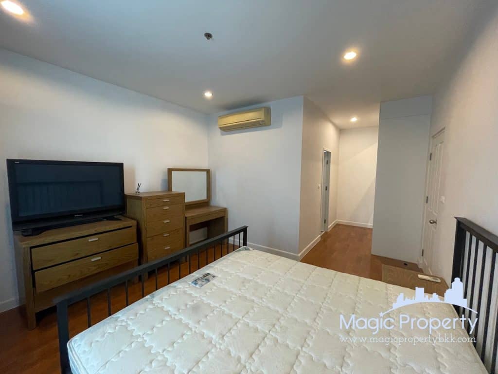 2 Bedroom For Rent in Siri Residence Condominium. Located at Sukhumvit 24 Alley, Khlong Tan, Khlong Toei, Bangkok 10110...