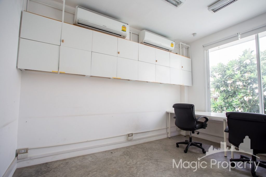 Single House with separate Office Space For Sale in Soi Sukhumvit 39 (Soi Promsri), Khlong Tan Nuea, Watthana, Bangkok 10110...