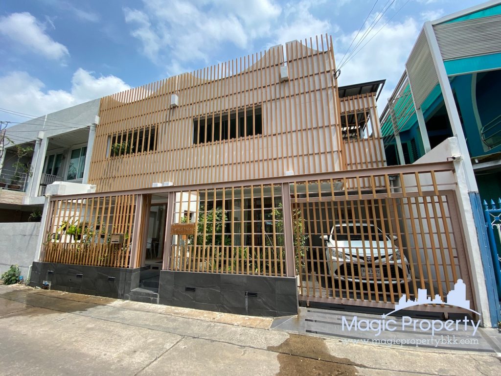 2 Bedroom Townhouse For Sale with Commercial Space at Ekkamai 12, Khwaeng Khlong Tan Nuea, Khet Watthana, Bangkok 1010, Thailand.
