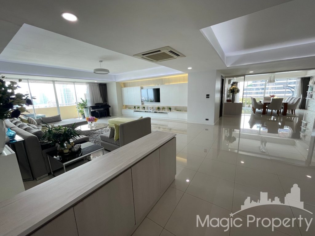 3 Bedrooms Condominium For Sale in Oriental Tower. Located at Ekkamai 12, Khwaeng Khlong Tan Nuea, Khet Watthana, Bangkok...