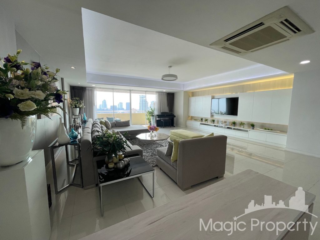 3 Bedrooms Condominium For Sale in Oriental Tower. Located at Ekkamai 12, Khwaeng Khlong Tan Nuea, Khet Watthana, Bangkok...