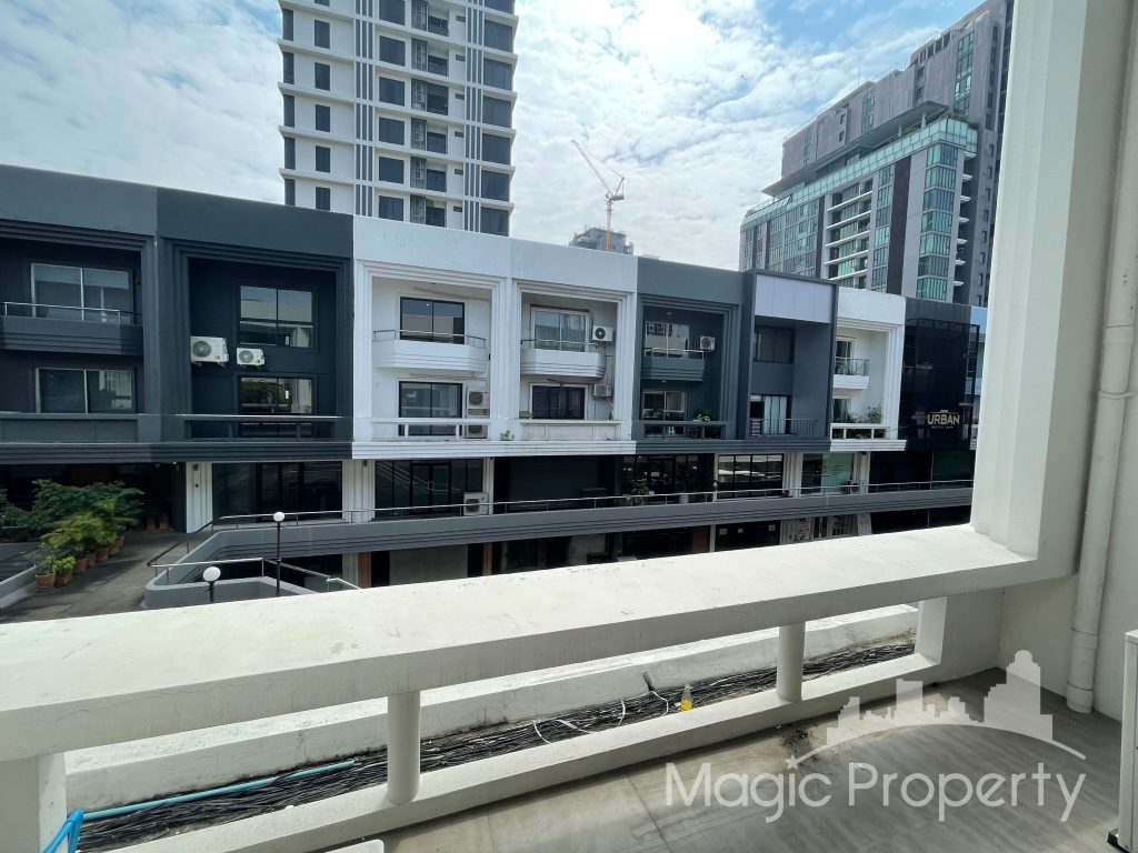 3 Floors Commercial Building For Rent in Park Avenue Ekkamai. Located on Sukhumvit 63 Road, Khlong Tan Nuea, Watthana, Bangkok 10110....