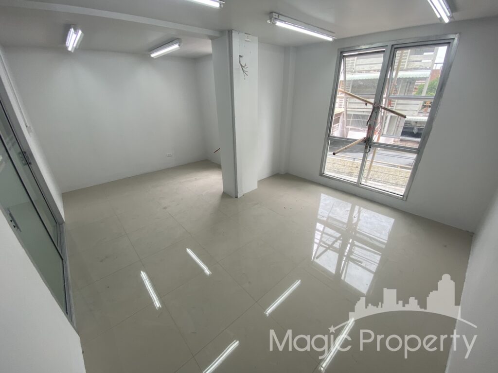 Property Image – Commercial Building on Ratchadaphisek Road