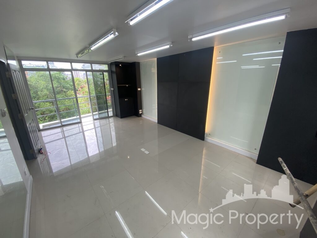 Property Image – Commercial Building on Ratchadaphisek Road