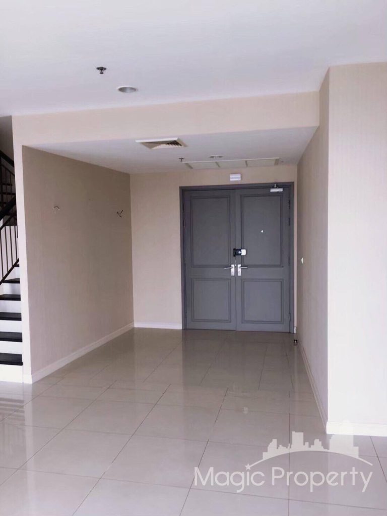4 Bedrooms Duplex Baan Rajprasong Condominium, Ratchadamri Rd, Lumphini, Pathum Wan, Bangkok 10330. Near BTS Ratchadamri 250 Meters...