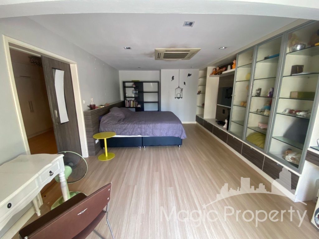 4 Bedroom Townhouse in Soi Sukhumvit 26 For Rent, Khlong Tan, Khlong Toei, Bangkok 10110. Near BTS Phrom Phong