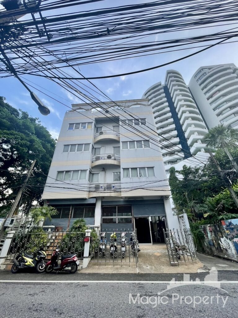 4 Floors Commercial Building For Sale in Yen Akat, Yen Akat Road, Khwaeng Chong Nonsi, Khet Yan Nawa, Krung Thep Maha Nakhon 10120...