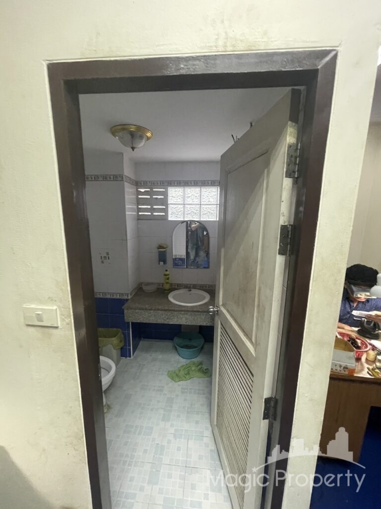 Property Image – 4 Storey Commercial Building Yen Akat