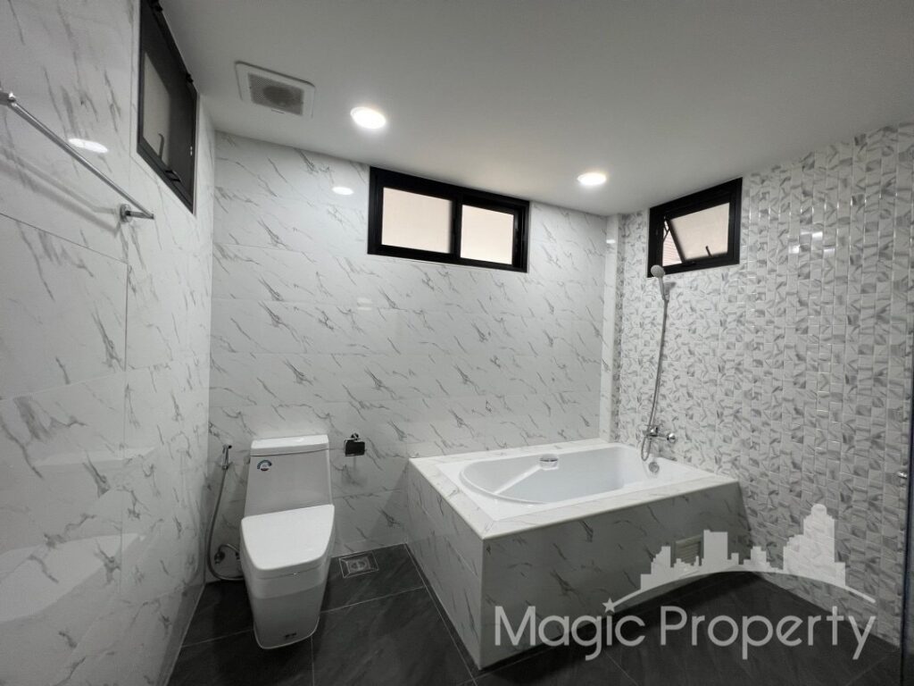 Property Image – Townhouse in Sukhumvit 26 For Rent