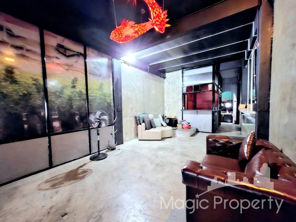 5 Bedroom Townhouse For Rent in Silom soi 3, Bang Rak, Bangkok 10500. Near BTS Sala Daeng: 550 meters and BTS Chong Nonsi: 700 meters