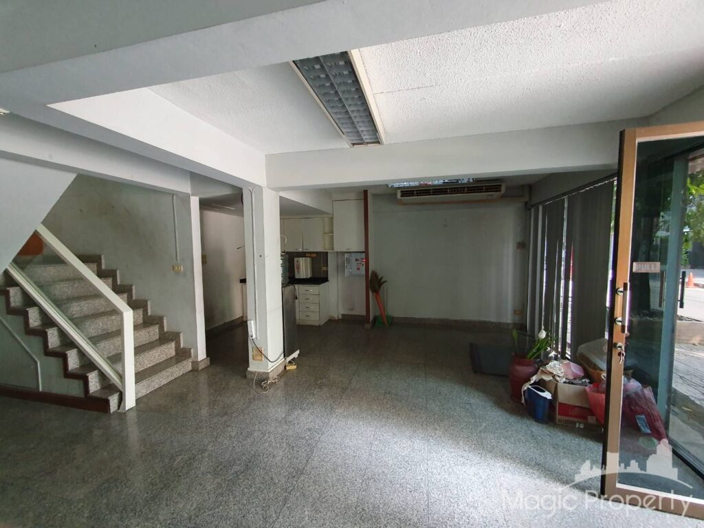 Commercial/Office in Khlong Tan Nuea, Bangkok | ฿170,000 | MGP1445 – Photo 3