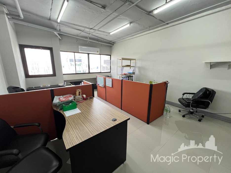 For Rent Commercial/Office in Modern Town, Khlong Tan Nuea, Bangkok | ฿15,000/month | MGP1752 – Photo 1 For Rent Commercial/Office in Modern Town, Khlong Tan Nuea, Bangkok | ฿15,000/month | MGP1752 – Photo 1