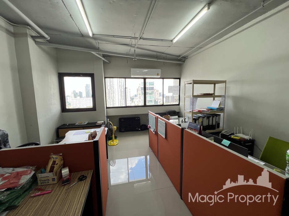 For Rent Commercial/Office in Modern Town, Khlong Tan Nuea, Bangkok | ฿15,000/month | MGP1752 – Photo 3 For Rent Commercial/Office in Modern Town, Khlong Tan Nuea, Bangkok | ฿15,000/month | MGP1752 – Photo 3