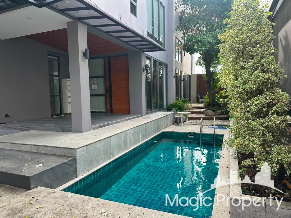 Luxury Pool Villa in Sukhumvit 71 for Sale