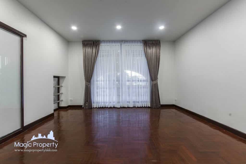 4 Story Townhouse in Ekkamai 12 For Sale Located Near Don Donki Mall