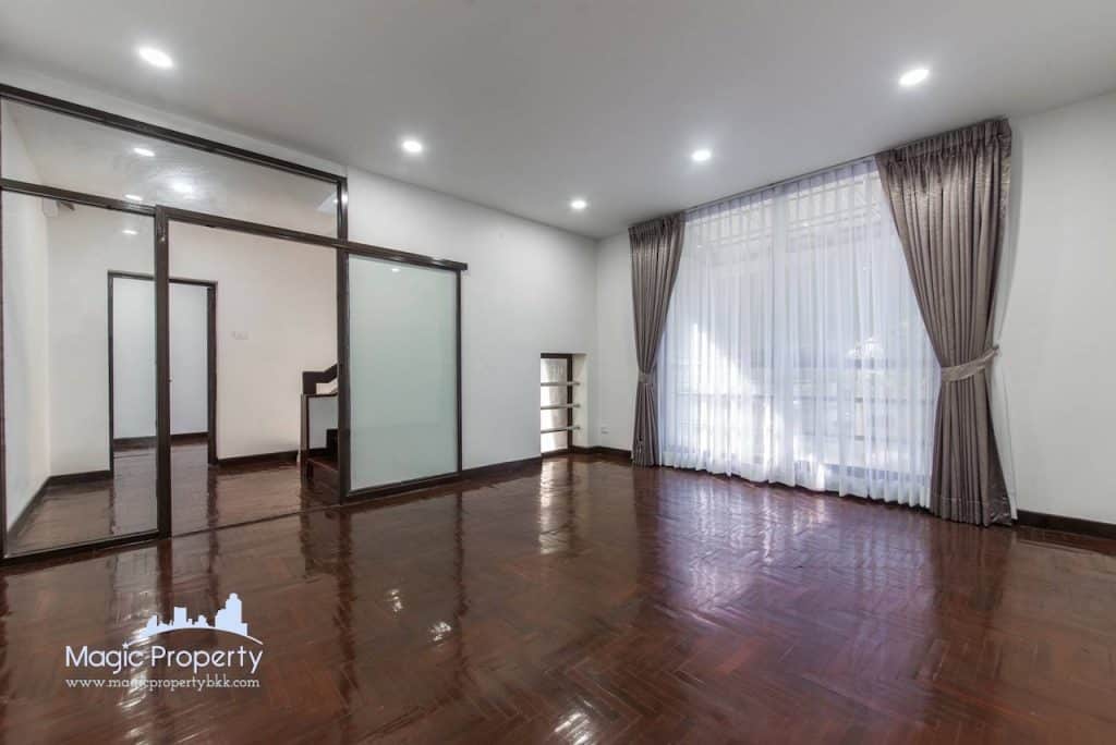 4 Story Townhouse in Ekkamai 12 For Sale Located Near Don Donki Mall