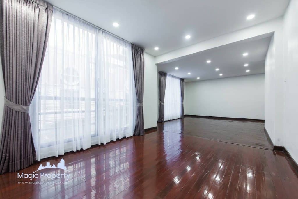 4 Story Townhouse in Ekkamai 12 For Sale Located Near Don Donki Mall