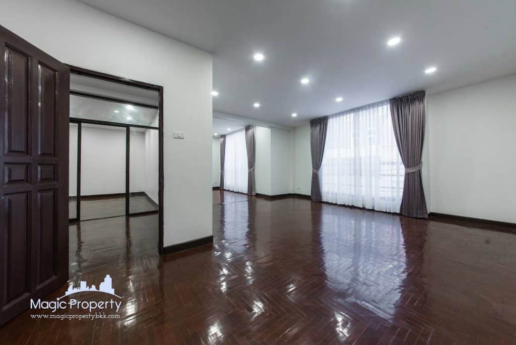4 Story Townhouse in Ekkamai 12 For Sale Located Near Don Donki Mall