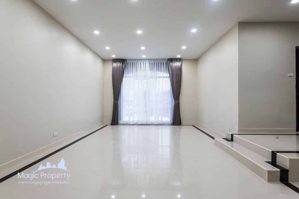 4 Story Townhouse in Ekkamai 12 For Sale Located Near Don Donki Mall
