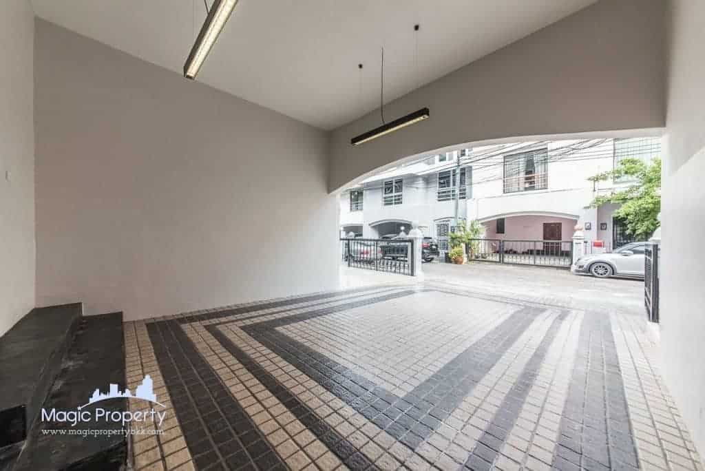 4 Story Townhouse in Ekkamai 12 For Sale Located Near Don Donki Mall
