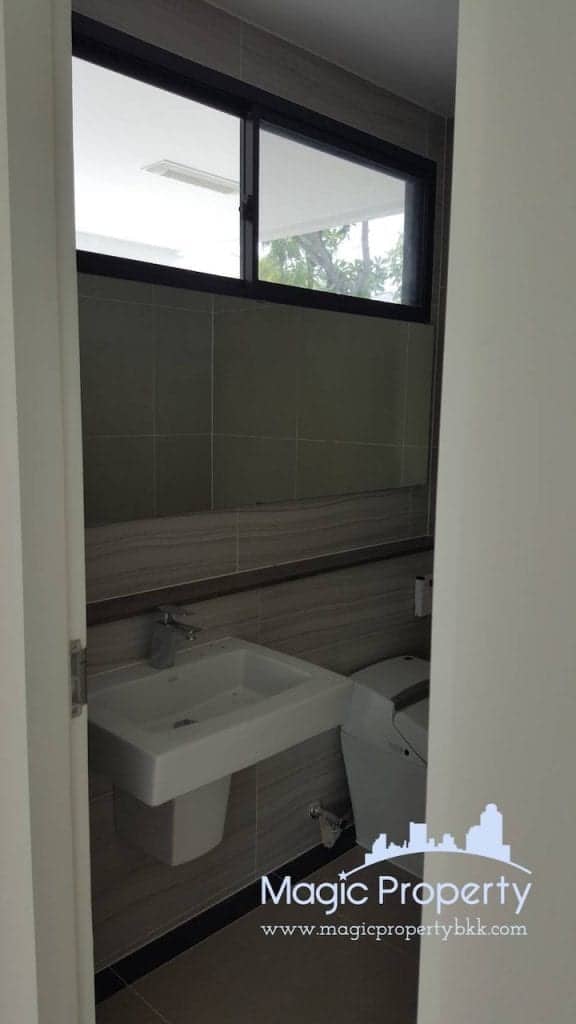 4 Bedrooms Single House For Sale in Manthana Srinakarin Bangna Located at Namdaeng - Bangplee Road, Tambon Bang Kaeo, Amphoe Bang Phli, Samut Prakan 10540..