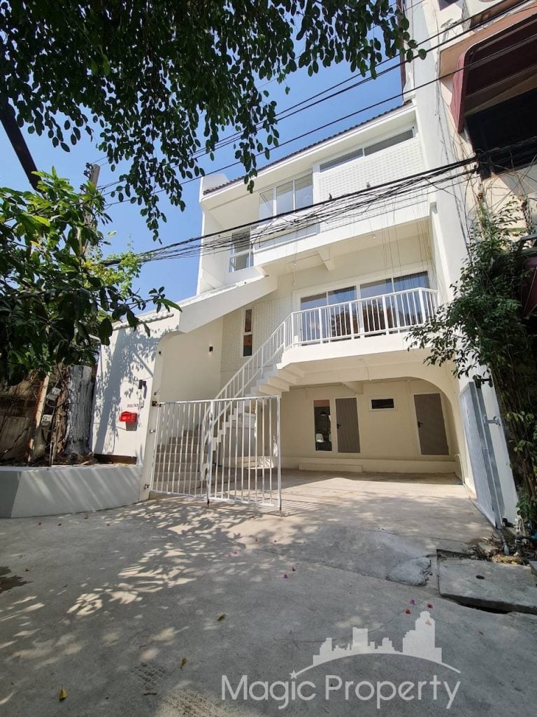 Modern Style Fully Furnished 4 Bedrooms Townhouse For Rent in Pridi Banomyong 42, Khlong Tan Nuea, Watthana, Bangkok...